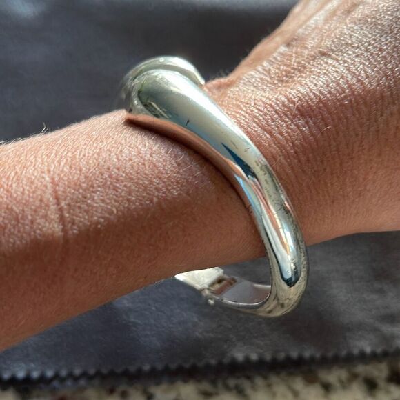 Womens Teardrop Clamper Cuff Bangle Bracelet Silvertone One Size - Picture 3 of 5